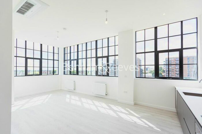 3 Bedroom Flat To Rent In Carnation Gardens, Hayes, UB3