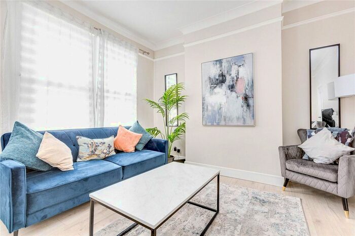 3 Bedroom Flat To Rent In Plough Road, Clapham Junction, SW11