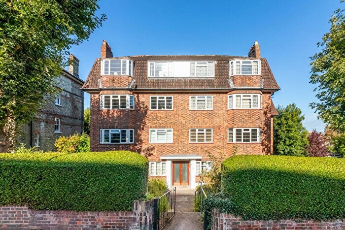 2 Bedroom Flat For Sale In Compton Court, Victoria Crescent, Crystal Palace, London, SE19