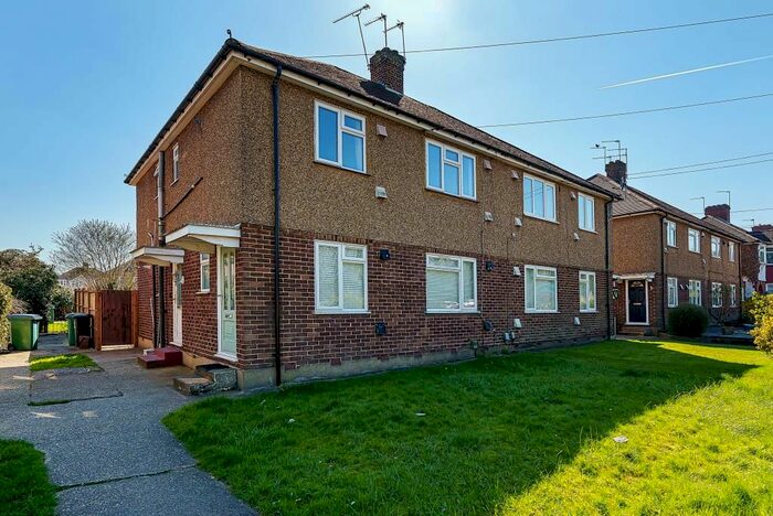 2 Bedroom Maisonette To Rent In North Approach, Watford, WD25