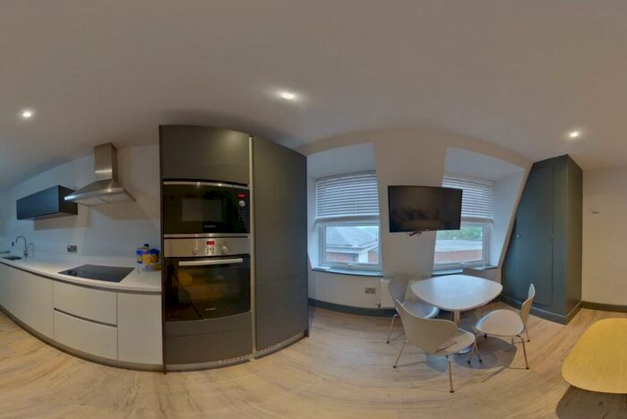 3 Bedroom Apartment To Rent In Hoods Hideout, - Houndsgate, NG1