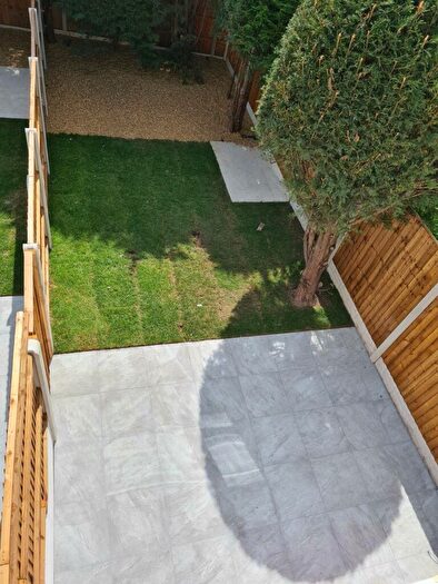 2 Bedroom Apartment To Rent In Bridge Lane, London, NW11