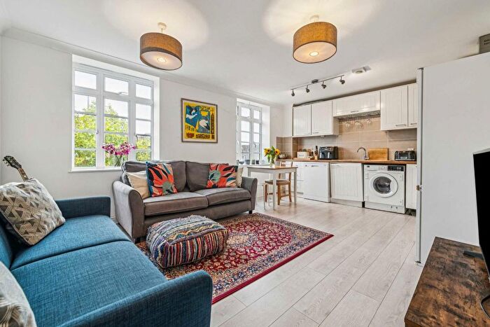 2 Bedroom Flat For Sale In Streatham Hill, Streatham, SW2