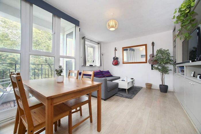 3 Bedroom Flat To Rent In Innes Gardens, London, SW15