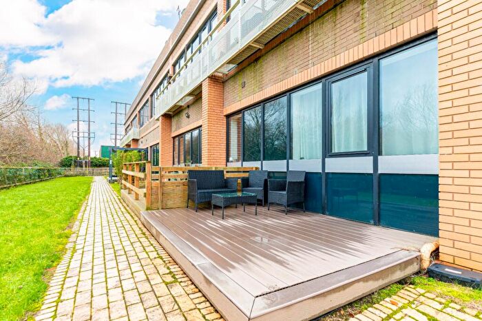 2 Bedroom Apartment For Sale In Overbridge Square, Newbury, Berkshire, RG14