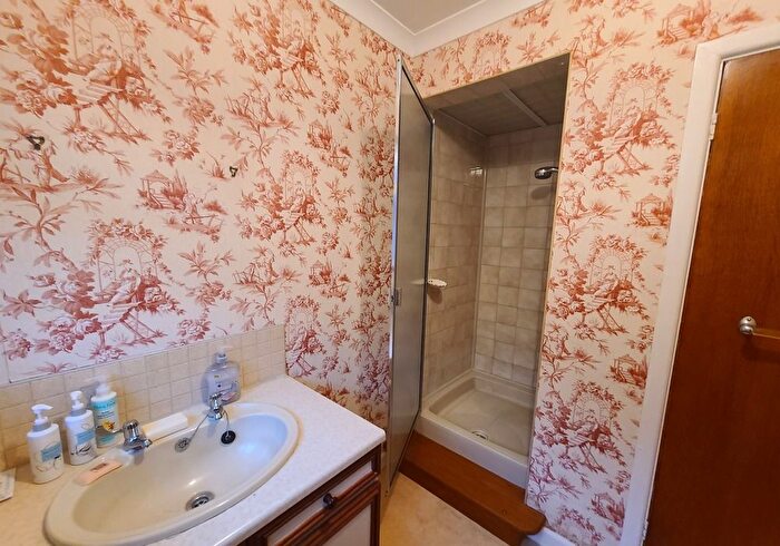 2 Bedroom Detached Bungalow For Sale In Hammonds Way, Southampton, SO40