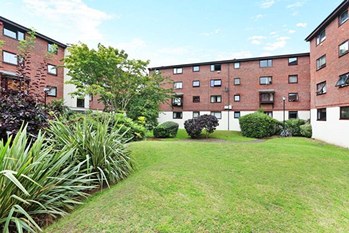 2 Bedroom Flat For Sale In Granville Square, London, SE15