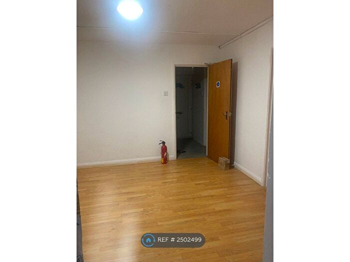 3 Bedroom Flat To Rent In Reigate Walk, Corby, NN18