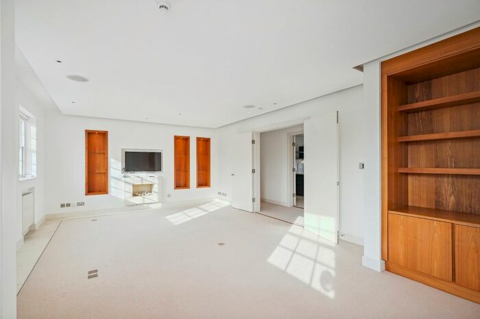 3 Bedroom Flat To Rent In Onslow Square, London, SW7