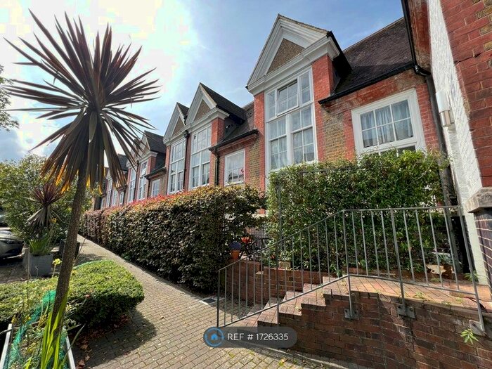 2 Bedroom Flat To Rent In Schoolhouse Yard, London, SE18