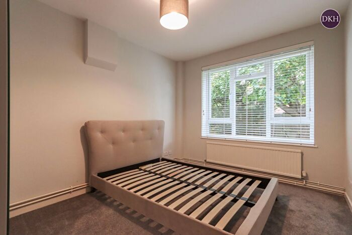 2 Bedroom Flat To Rent In Bromet Close, Watford, Hertfordshire, WD17