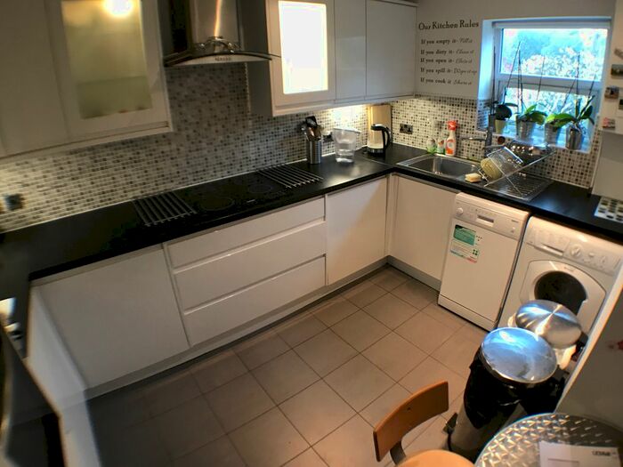 3 Bedroom Flat To Rent In Long Lane, East Finchley, N2