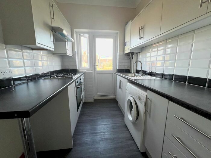 1 Bedroom Flat To Rent In Tintern Avenue, Westcliff-On-Sea, Essex, Qq, Uk, SS0
