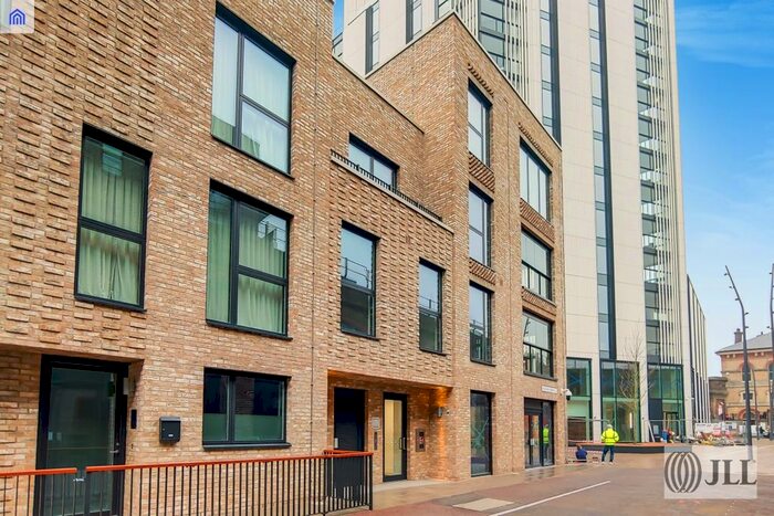 3 Bedroom Flat To Rent In Patcham Terrace, London, SW8