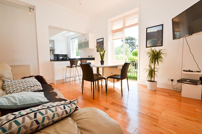 2 Bedroom Apartment To Rent In Avenue Elmers, Surbiton, KT6