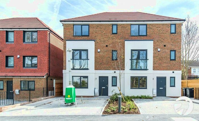 4 Bedroom Semi-Detached House To Rent In West Court Lane, Gravesend, DA12