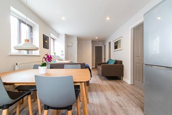 3 Bedroom Flat To Rent In Victoria Road, Leeds, LS6