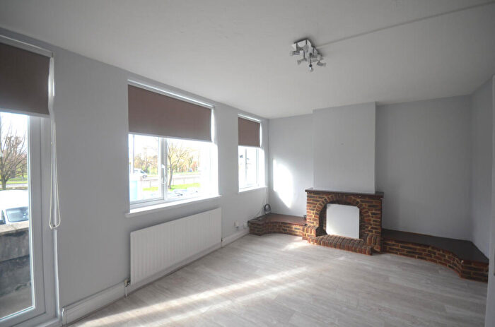3 Bedroom Flat To Rent In Ilford, IG5