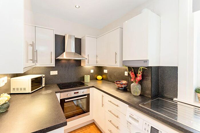 2 Bedroom Flat For Sale In The Green, Davidsons Mains Edinburgh, EH4