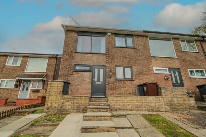 3 Bedroom End Of Terrace House To Rent In Turnlee Drive, Glossop, Derbyshire, SK13