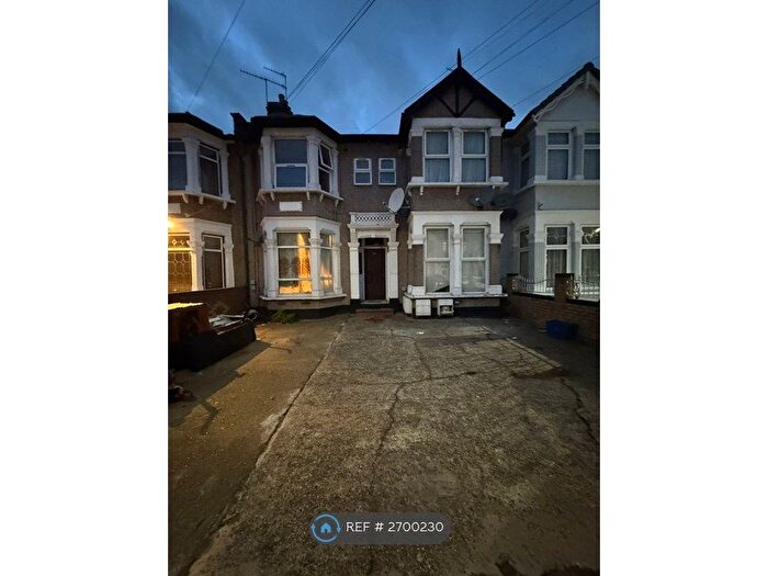 3 Bedroom Flat To Rent In Courtland Avenue, Ilford, IG1