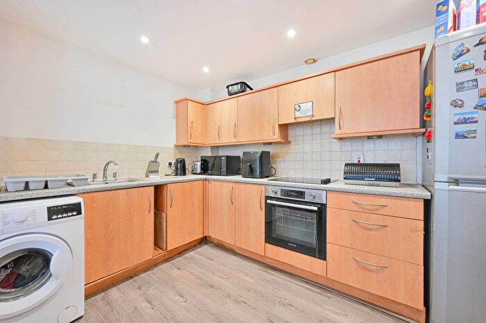 2 Bedroom Flat To Rent In Agate Close, Acton, London, NW10