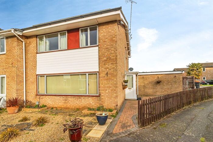 3 Bedroom Semi Detached House For Sale In Wentworth Drive, Leighton Buzzard, LU7