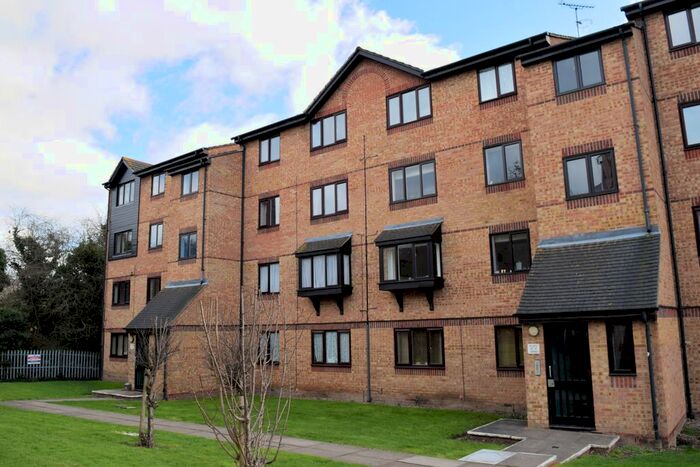 2 Bedroom Flat To Rent In Waterville Drive, Vange, Basildon, SS16