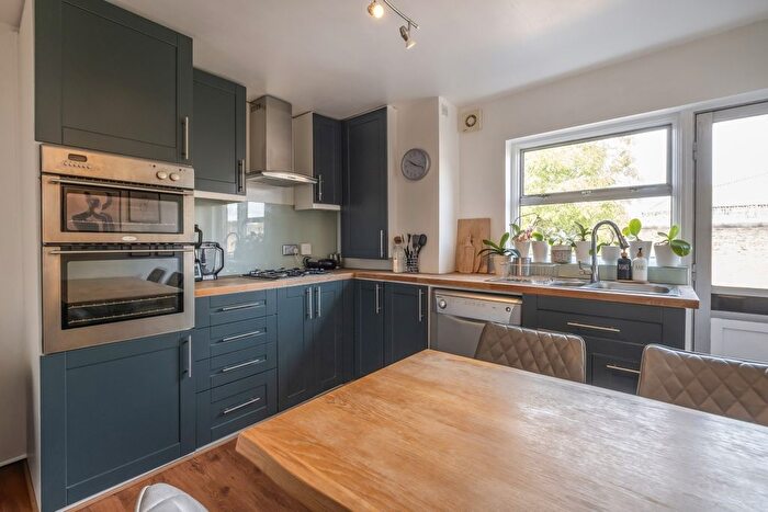 3 Bedroom Flat To Rent In Heathfield Square, London, SW18