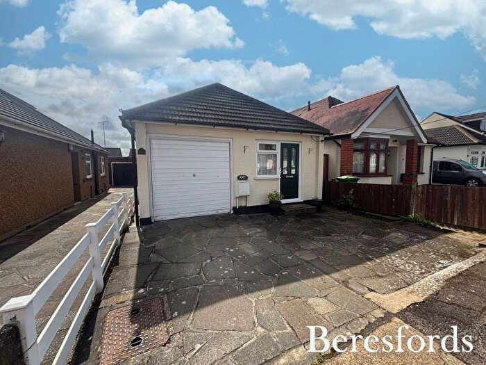 2 Bedroom Bungalow For Sale In Laburnham Gardens, Upminster, RM14