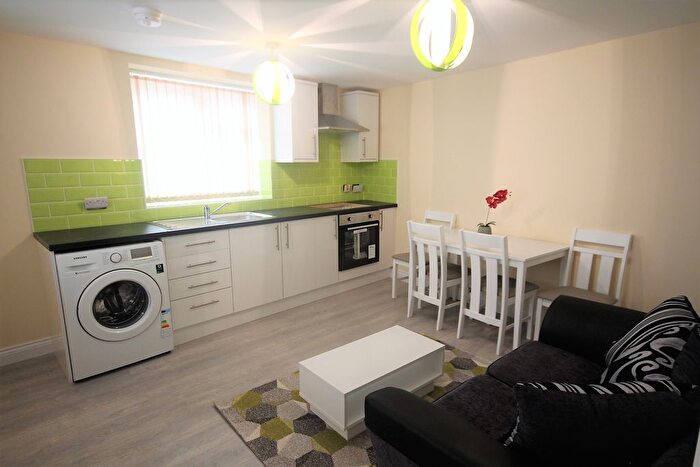 2 Bedroom Flat To Rent In Harehills Lane, Leeds, West Yorkshire, LS8
