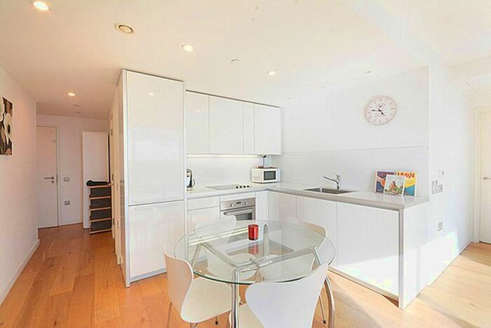 2 Bedroom Flat To Rent In Walworth Road, Elephant And Castle, London, SE1