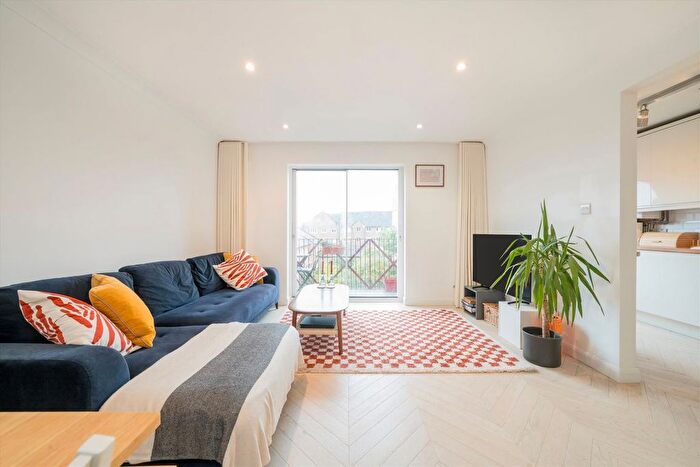 2 Bedroom Flat For Sale In Earlston Grove, Homerton, E9