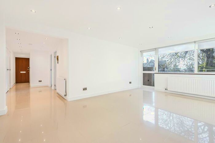 3 Bedroom Apartment To Rent In Hendon Lane, Finchley, N3