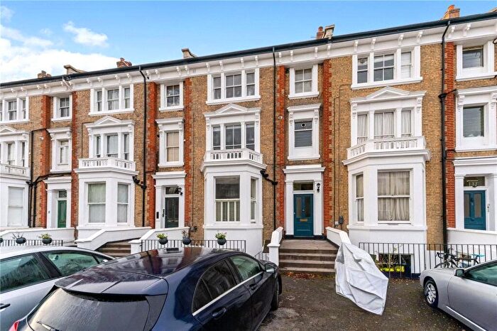 1 Bedroom Flat To Rent In The Barons, Twickenham, TW1