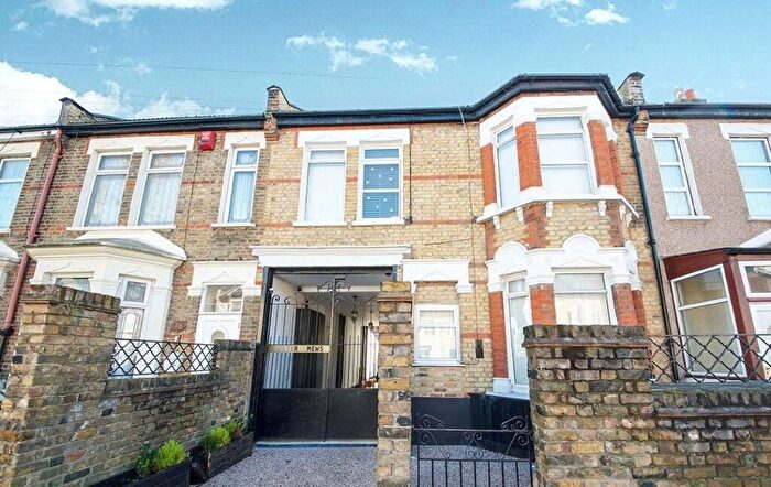 2 Bedroom Flat To Rent In Oyster Mews, London, E7