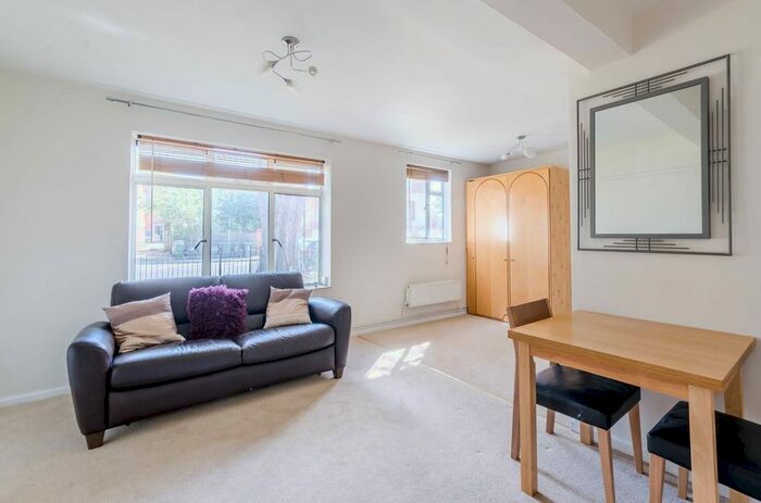 Studio To Rent In Rodenhurst Road, Clapham Park, London, SW4