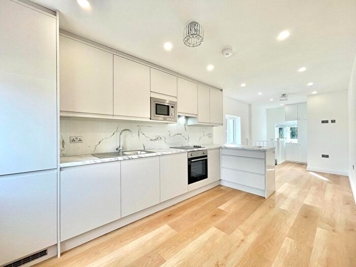 3 Bedroom Flat To Rent In Warwick Road, New Barnet, Barnet, EN5