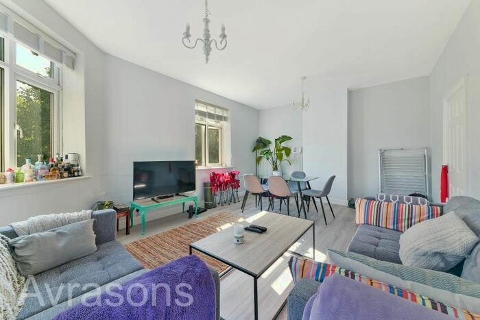 3 Bedroom Flat To Rent In Lorn Road, London, SW9