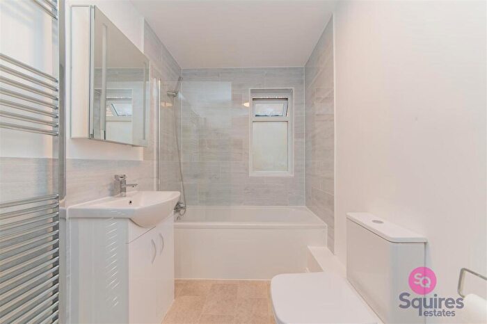 3 Bedroom Flat For Sale In Long Lane, Finchley, N3