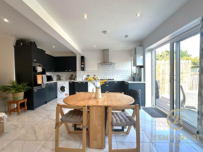 4 Bedroom Terraced House To Rent In Potters Grove New Malden, KT3