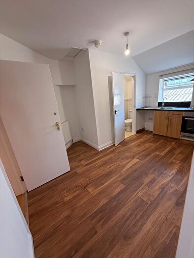 Studio To Rent In Farnley Road, London, SE25