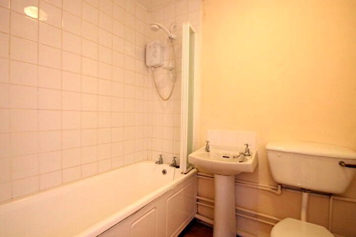 2 Bedroom Apartment To Rent In Trident Drive, Oldbury, West Midlands, B68