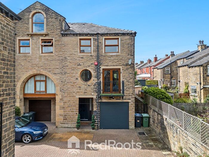 4 Bedroom End Of Terrace House For Sale In Victoria Street, Lindley, HD3