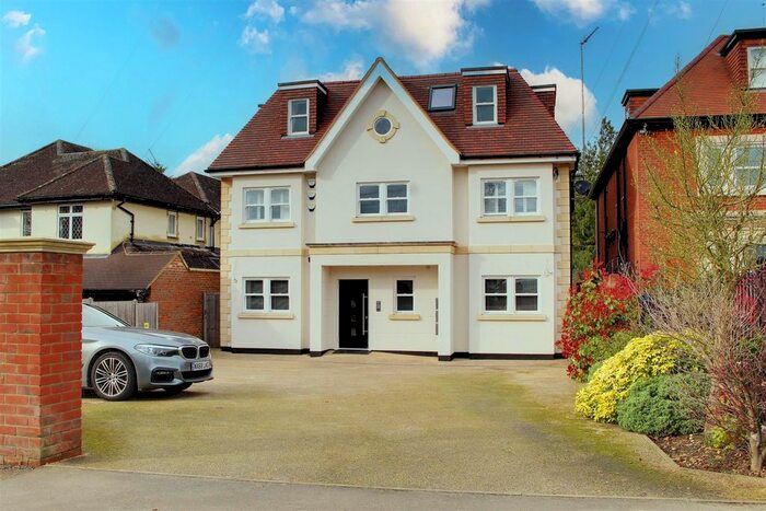 3 Bedroom Flat To Rent In Brookmans Avenue, Brookmans Park, Hatfield, AL9