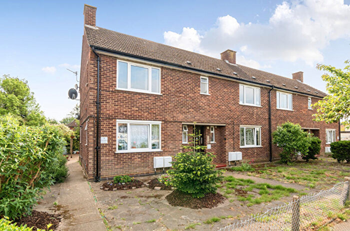 1 Bedroom Flat For Sale In Profumo Road, Hersham, Surrey, KT12
