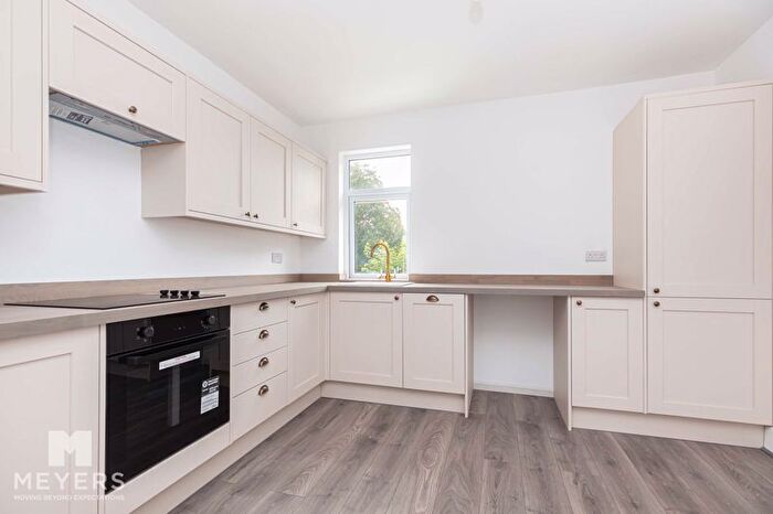 3 Bedroom Flat For Sale In Jumpers Avenue, Christchurch, BH23
