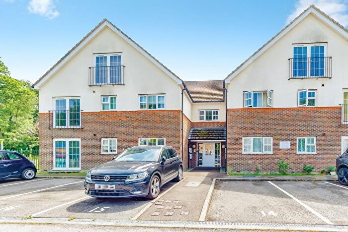 2 Bedroom Flat For Sale In Stafford Rise, Caterham, Surrey, CR3
