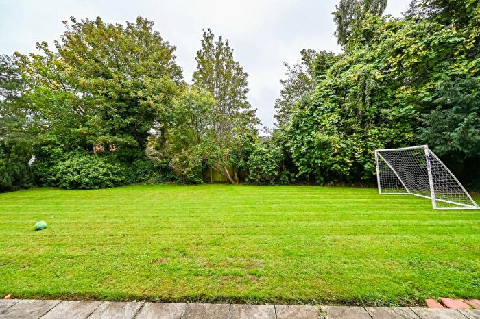 2 Bedroom Flat For Sale In Tewkesbury Court, Bounds Green, London, N11