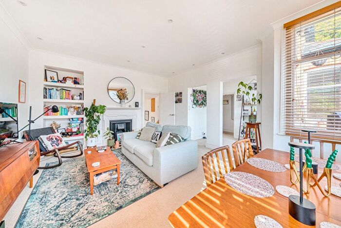 2 Bedroom Flat For Sale In Grafton Road, London, W3